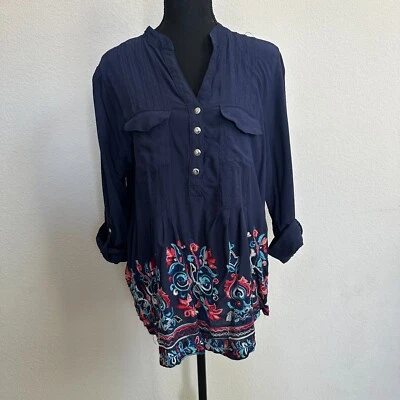 Blusa Cocomo Top 2X Plus Pintuck Floral Popover Bordada Azul Marino Informal Foto 1 de 4