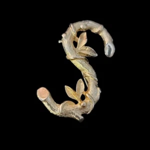 Vintage Sarah Coventry Bambus Zweig Efeu Stil Buchstabe "S" Brosche Anstecknadel signiert Name - Bild 1 von 5