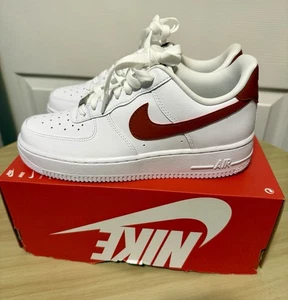 NEU Damen Nike Air Force 1 '07 Low dreifach weiß mit braunem Nike Design Größe 8 - Bild 1 von 12