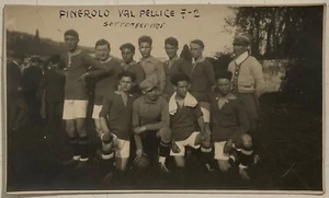 CALCIO F.C. PINEROLO CARTOLINA FOTOGRAFICA 1925 SQUADRA PINEROLO VAL PELLICE 7-2 - Picture 1 of 6