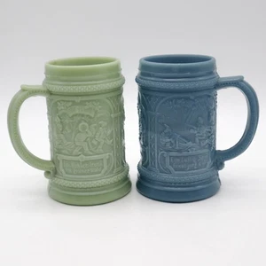 2 Vintage Schlacke Milchglas Bierkrüge Deutsch Bayrisch Volkskunst Wichtel Blau & Grün - Bild 1 von 7