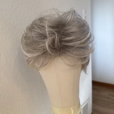 Paula Young Bruselas.  Peluca frontal de encaje resaltada rubia corte estándar Foto 1 de 4