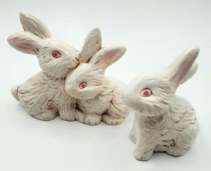 Conejitos de Pascua de cerámica hechos a mano de colección conejitos blancos con ojos rosados firmados - Imagen 1 de 9