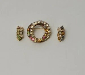 Multicolor Rhinestones w/gold tone interlocking circles brooch & clip earrings - Imagen 1 de 3