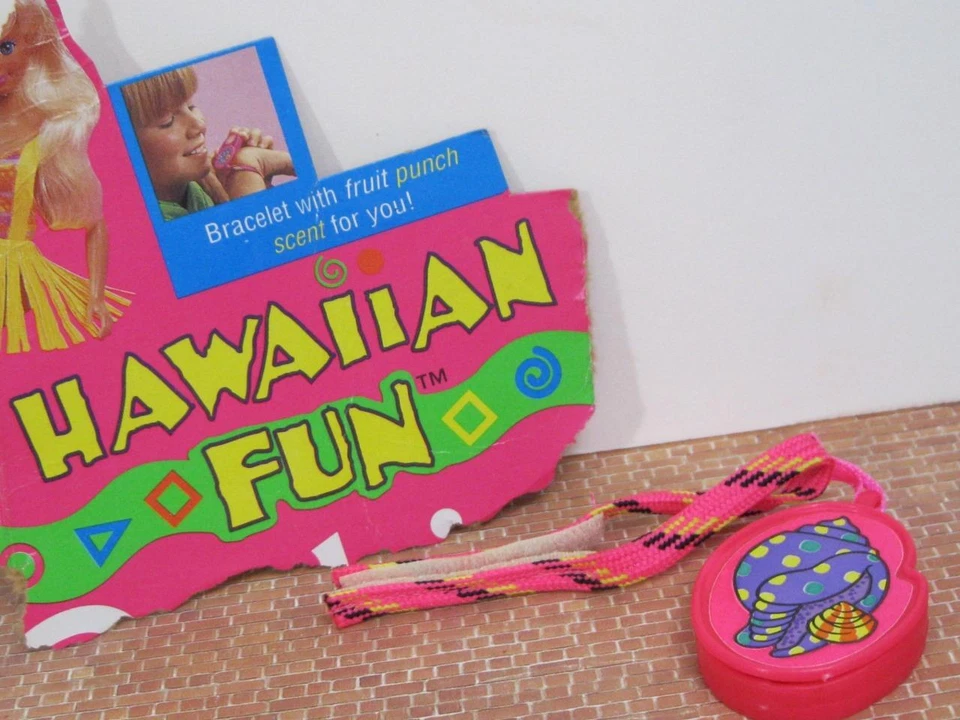 Mattel Barbie 1990 Muñeca HAWAIANA DIVERSIÓN NIÑO TAMAÑO NIÑO Seashell Pulsera Joyería Foto 1 de 1