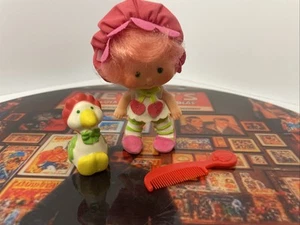 1982 Kenner Strawberry Shortcake Cherry Cuddler with Gooseberry Scented Vintage - Picture 1 of 9