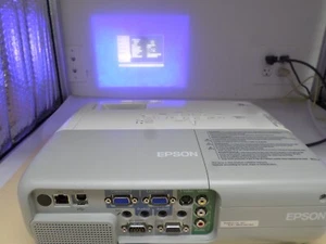 Proyector Epson PowerLite 84+ 3LCD 2600 lúmenes ANSI horas desconocidas H353A - Imagen 1 de 12