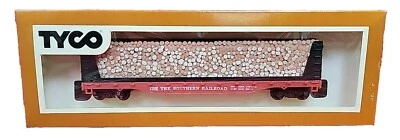 TYCO ORIGINAL 1975 50' FLAT CAR- SOUTHERN PULPWOOD CAR 334-A - Image 1 of 4