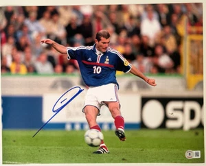 ZINEDINE ZIDANE SIGNED FRANCE 11X14 PHOTO BAS BECKETT - Picture 1 of 2