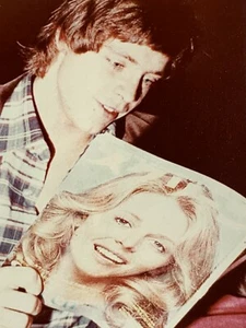 AhC) Photo Photograph Mark Hamill Vintage Snapshot Reading Magazine Candid - Picture 1 of 3