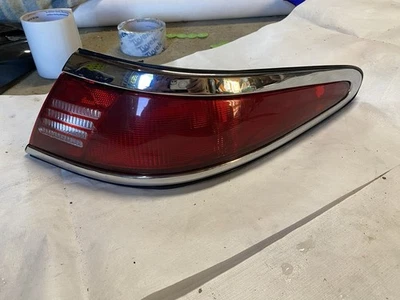 Luz trasera lateral derecha Lincoln Mark VIII 1997-1998 8 pasajeros derecho OEM R7053 DW Foto 1 de 4