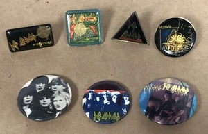 LOTE de 7 prendedores DE COLECCIÓN Def Leppard esmalte metal y botones etc - Imagen 1 de 9