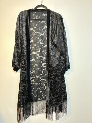 quimono de veludo burnout com franja tamanho XL preto capricho gótico floral boho  - Imagem 1 de 4