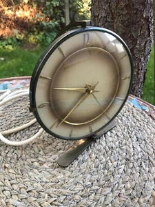 Reloj de mesa eléctrico vintage de latón funcionando - Imagen 1 de 8