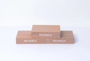 Original Fujifilm X Ständer für Kamera / Objektiv, hochwertiges Holz, neuwertig - Bild 1 von 3