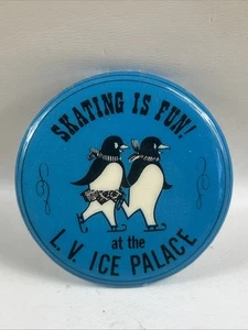 "Patinar es divertido en el LV Ice Palace Penguins Pinback botón 1,75"" azul" - Imagen 1 de 2