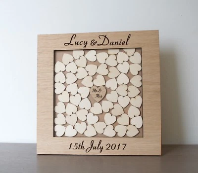 Caja colgante de boda rústica personalizada, libro de visitas de madera, corazones, madera, roble. Foto 1 de 4