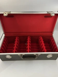 Vintage 8 Track Tape Black Storage Carrying Case Holds 24 Tapes Locks W/ 2 Keys - Bild 1 von 10