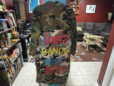 Gabardina camuflada parte posterior de la trinchera/“Necesito bandas no niños” Shae Nycole COOL pequeña Foto 1 de 4