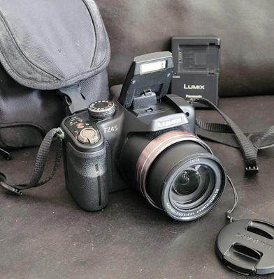 Appareil Photo Nummérique Bridge Lumix Panasonic FZ45 avec chargeur et sacoche - Photo 1/4