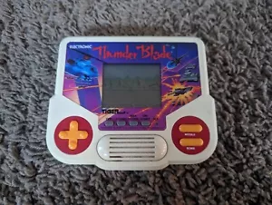 Tiger Electronics Thunder Blade Handheld Videospiel funktioniert! Akkufach sauber - Bild 1 von 3