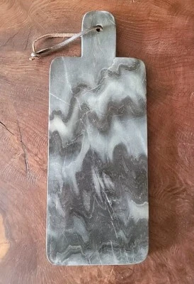 Tabla de cortar o charcutería de mármol con mango negra 6" × 15" para servir queso Foto 1 de 4