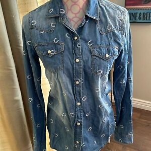 Roxy Pearl, button-down denim, tie-dye shirt with horseshoes, embroidered size M