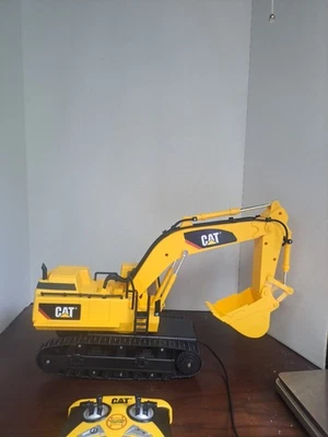 1993 Cat Caterpillar Excavator With Wired Remote UNTESTED  - Image 1 of 4
