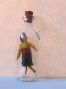 2" Klarglas Krug Flasche mit handgefertigter einheimischer Puppe innen - Bild 1 von 5