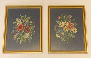 2 Vintage 60er Jahre gerahmt Handarbeit bestickt Kreuzstich Nadelspitze Blumen Wandteppich - Bild 1 von 24
