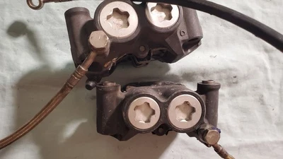 05 SOLO PINZAS DE FRENO DELANTERAS YAMAHA YZF R6 PASTILLAS RADIALES IZQUIERDA DERECHA  Foto 1 de 4