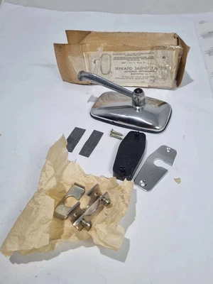 El espejo retrovisor de un coche de pasajeros es externo. GAZ, ZAZ, UAZ, VOLGA. URSS Foto 1 de 4