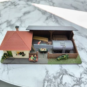 Modelleisenbahn HO, Haus mit Holzlager, Tank und Figuren aus Anlagenbau - Bild 1 von 9