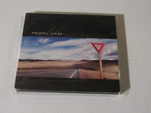 CD   Pearl Jam   Yield   1998 - Picture 1 of 2