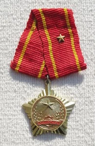 Orden Medaille VIETNAM EHRENZEICHEN für WIDERSTANDSKÄMPFER 3. KLASSE, am BAND - Bild 1 von 2