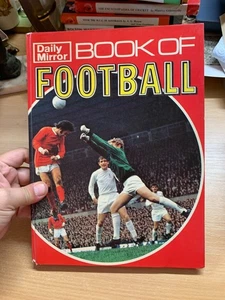 1970 "DAILY MIRROR BOOK OF FOOTBALL" BOBBY MOORE SOCCER ANNUAL HB BOOK (P4) - Imagen 1 de 14