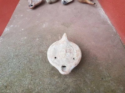 Ancienne lampe à huile en terre cuite collection antiquité romaine art romain - Photo 1/4