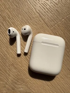 Apple AirPods 2nd Generation with Charging Case - White - Photo 1 sur 7