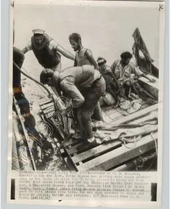 Marinero holandés CORNELIUS VAN DER SLOT CON EQUIPO DE RESCATE DE LA Marina de los Estados Unidos de colección Foto de prensa 1943 - Imagen 1 de 2