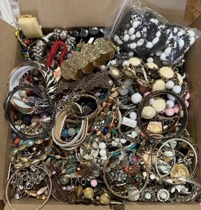 Huge Wear, Repair, Crafting SCRAP Junk Drawer Costume Jewelry Lot, 27.2 Lbs - Bild 1 von 21