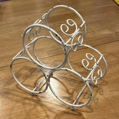 Soporte de vino vintage Shabby Cottage Core Scroll Chippy Scroll 3 agujeros mesa Foto 1 de 4