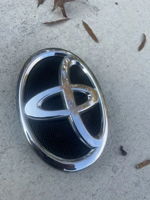 2012-2017 TOYOTA CAMRY BUMPER FRONT GRILLE BADGE EMBLEM LOGO Genuine OEM💯 - Image 1 of 3