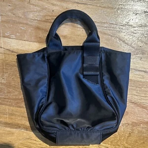 Banana Republic kleine schwarze Nylon Tragetasche Geldbörse mit Leopardendruck innen neu - Bild 1 von 5