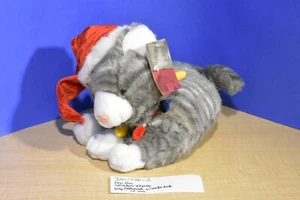 Dan Dee Gato Tabby Gris y Blanco Peluche Con Medias Rojo Sombrero (310-1520-2) - Imagen 1 de 6