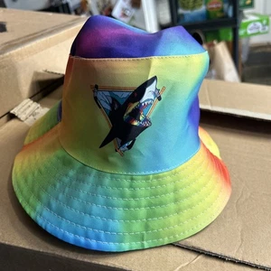 Cappello San Jose Sharks Pride Bucket reversibile 2024 omaggio LGBTQ arcobaleno NHL - Foto 1 di 4