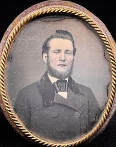 DAGUERREOTYPE - OVAL 1/9 PLATE HANDSOME GENTLEMAN - ORIGINAL SEALS & VELVET CASE - Picture 1 of 4
