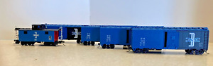 HO Model Train Four 40' Box Cars and One Caboose-Boston & Maine Unique Road No's