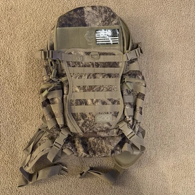 Mochila SOG Tactical Camo Day Pack 39 litros armazenamento canyon areia 31-C-X. Excelente estado usado - Imagem 1 de 4