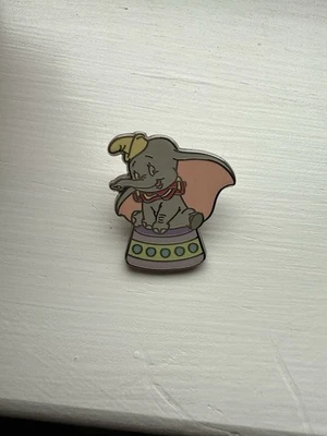 Prendedor de tienda Disney Dumbo sentado en un podio de circo verde y puprle Foto 1 de 2