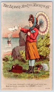 MÁQUINA DE COSER LÍDER DE 1880 NIÑA ARCILLA JUNTO AL MAR Y TARJETA COMERCIAL VICTORIANA RICHMOND - Imagen 1 de 2